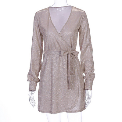 Modern rövid ruha mély nyakkivágással és hosszú ujjú fekete és arany színben