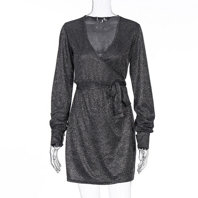 Modern rövid ruha mély nyakkivágással és hosszú ujjú fekete és arany színben