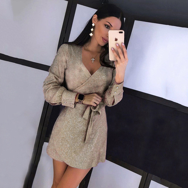 Modern rövid ruha mély nyakkivágással és hosszú ujjú fekete és arany színben