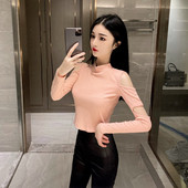 Μοντέρνα γυναικεία μπλούζα με μεγάλο κολάρο και κομμένα κομμάτια σε ροζ, μαύρο και μπορντό χρώμα