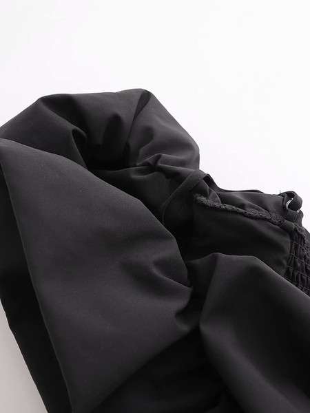 Μικρή κοντή μπλούζα με λεπτούς ιμάντες ώμου και φαρδιά μανίκια σε μαύρο χρώμα