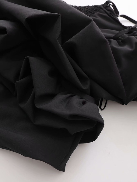 Μικρή κοντή μπλούζα με λεπτούς ιμάντες ώμου και φαρδιά μανίκια σε μαύρο χρώμα