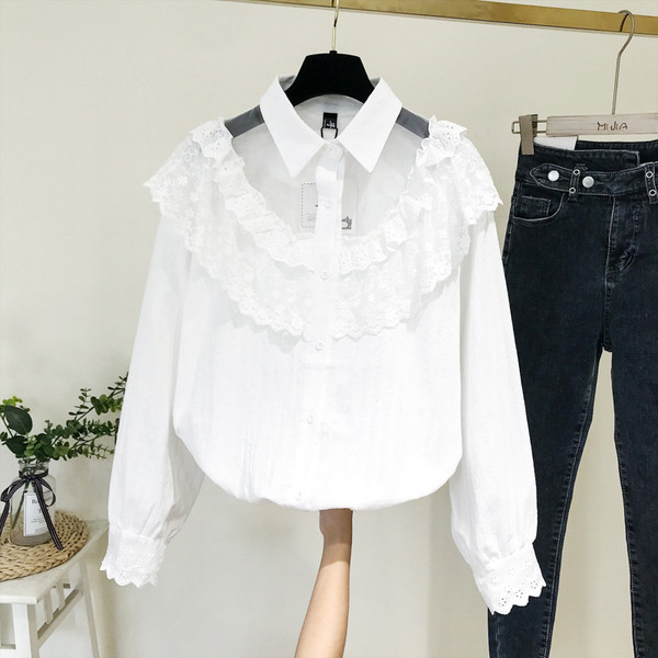 Νέο μοντέλο γυναικείο πουκάμισο με κλασικό γιακά, τούλι και δαντέλα σε λευκό χρώμα