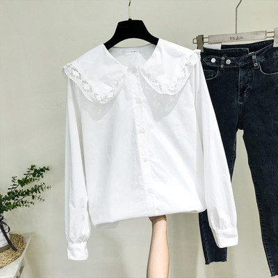 Korszerű női ing kerek nyakkivágással és fehér csipkével