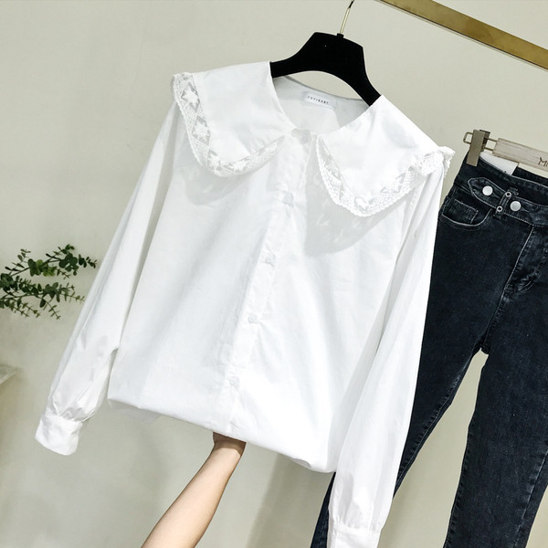 Korszerű női ing kerek nyakkivágással és fehér csipkével