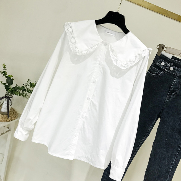 Korszerű női ing kerek nyakkivágással és fehér csipkével