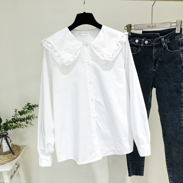 Korszerű női ing kerek nyakkivágással és fehér csipkével