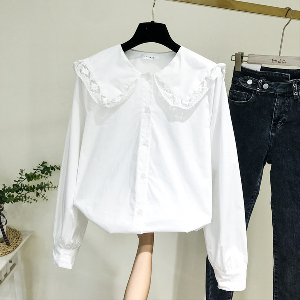 Korszerű női ing kerek nyakkivágással és fehér csipkével