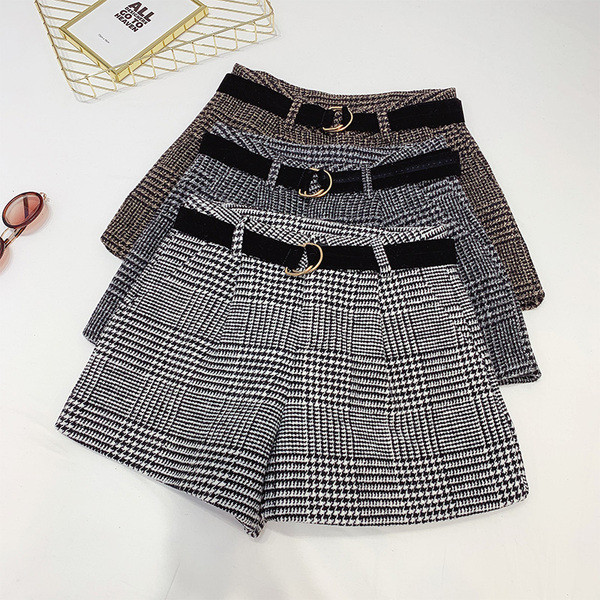 Kockás téli rövidnadrág övvel és magas derékkal, barna, szürke és fekete színben