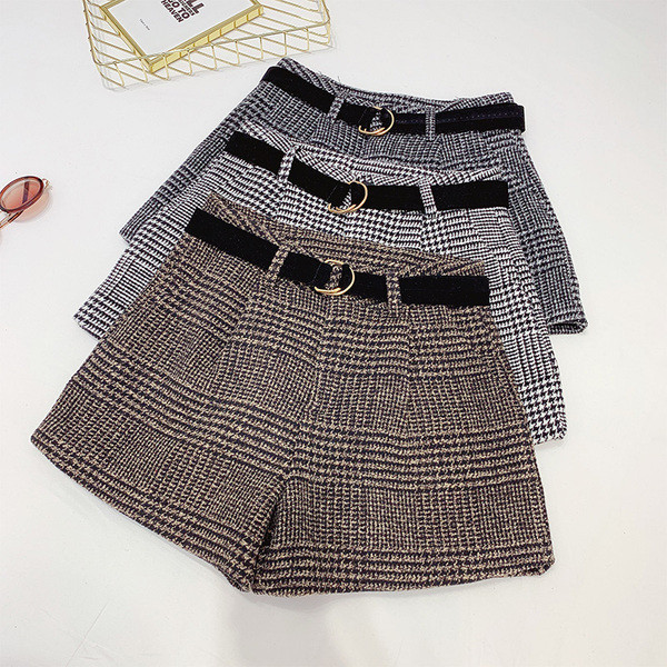 Kockás téli rövidnadrág övvel és magas derékkal, barna, szürke és fekete színben