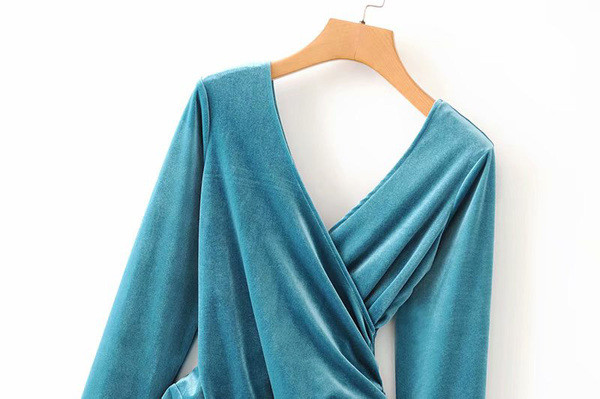 Μοντέρνο κορμάκι με βαθύ λαιμόκοψη και μακρύ μανίκι από βελούδο σε μπλε και μοβ χρώμα