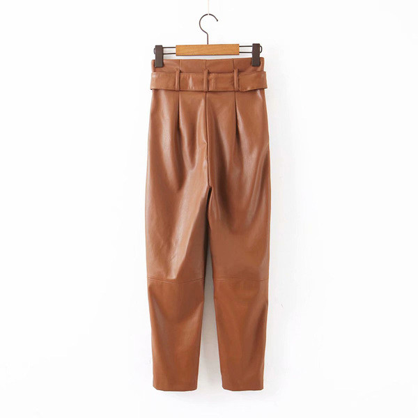 Μοντέρνο μακρύ παντελόνι οικολογικό δερμάτινο με ψηλή μέση και ζώνη σε καφέ και μαύρο χρώμα