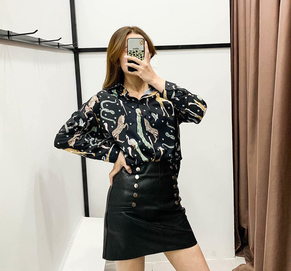 Modern női ing klasszikus modell fekete színben, rátéttel - állatok