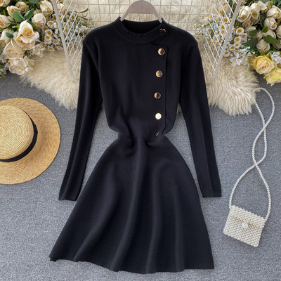 Модерна дамска рокля с копчета и обло деколте в черен цвят