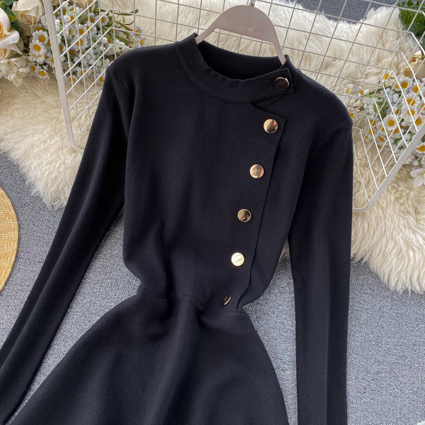 Modern női ruha gombokkal és kerek nyakkivágással, fekete színben