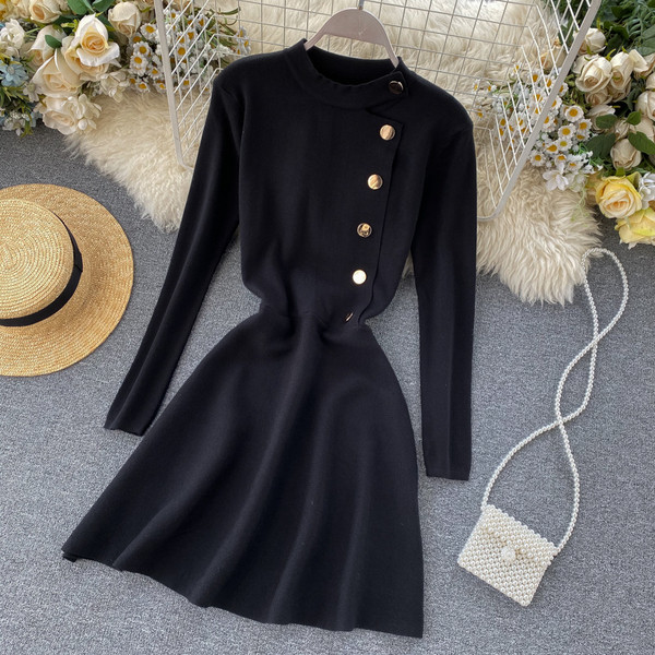 Modern női ruha gombokkal és kerek nyakkivágással, fekete színben