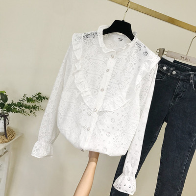 Κομψό γυναικείο πουκάμισο από δαντέλα με χαμηλό κολάρο και κουμπιά σε λευκό και μπεζ χρώμα