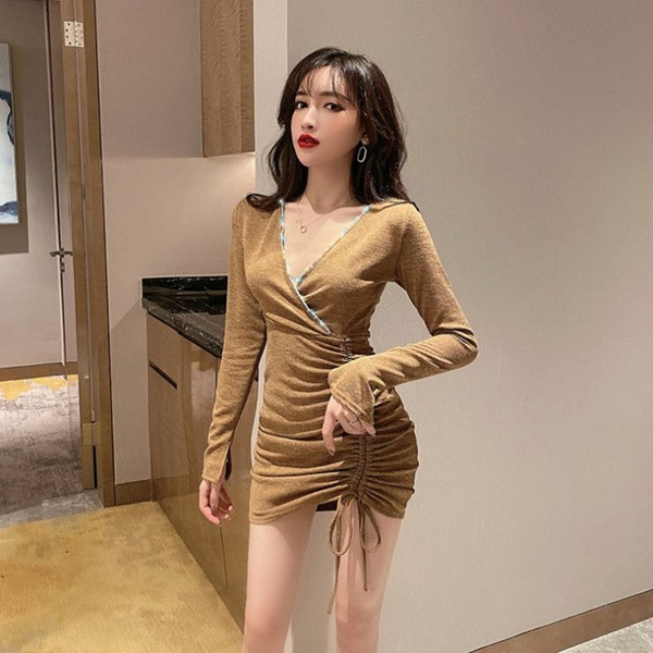 Μοντέρνο γυναικείο φόρεμα με λαιμόκοψη και κορδόνια σε καφέ και μαύρο χρώμα