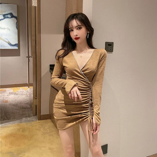 Μοντέρνο γυναικείο φόρεμα με λαιμόκοψη και κορδόνια σε καφέ και μαύρο χρώμα