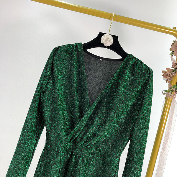 Κομψό ασύμμετρο φόρεμα με βαθύ λαιμόκοψη V και ελαστική μέση σε πράσινο χρώμα