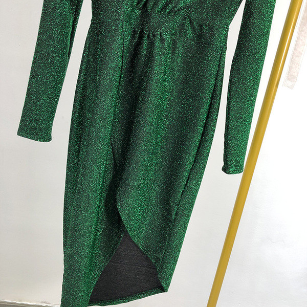 Κομψό ασύμμετρο φόρεμα με βαθύ λαιμόκοψη V και ελαστική μέση σε πράσινο χρώμα