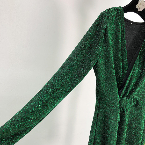 Κομψό ασύμμετρο φόρεμα με βαθύ λαιμόκοψη V και ελαστική μέση σε πράσινο χρώμα