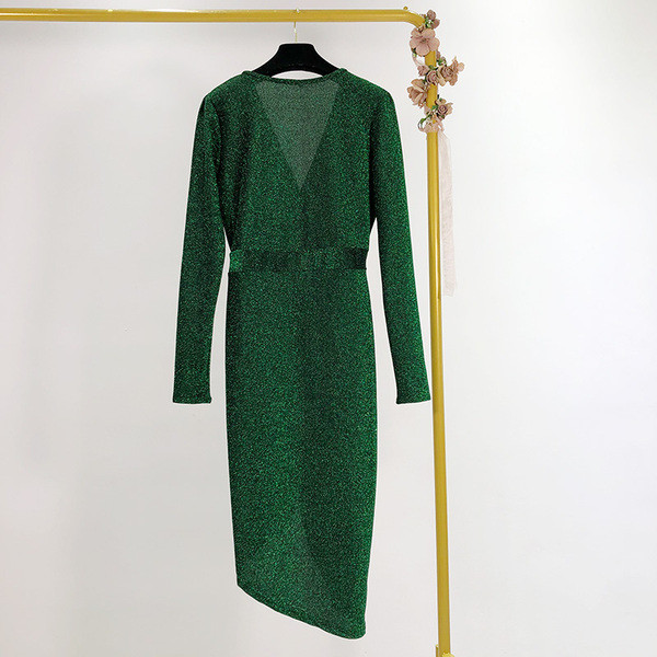 Κομψό ασύμμετρο φόρεμα με βαθύ λαιμόκοψη V και ελαστική μέση σε πράσινο χρώμα