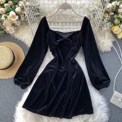 Női retro bársonyruha szögletes nyakkivágással, fekete-piros szalagos elemmel