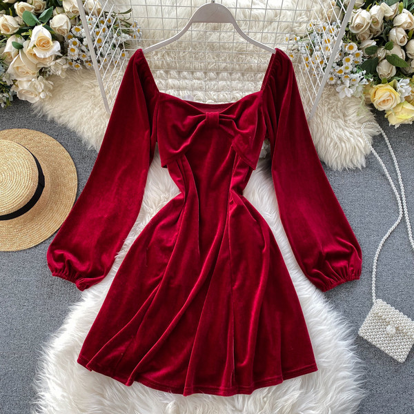 Női retro bársonyruha szögletes nyakkivágással, fekete-piros szalagos elemmel