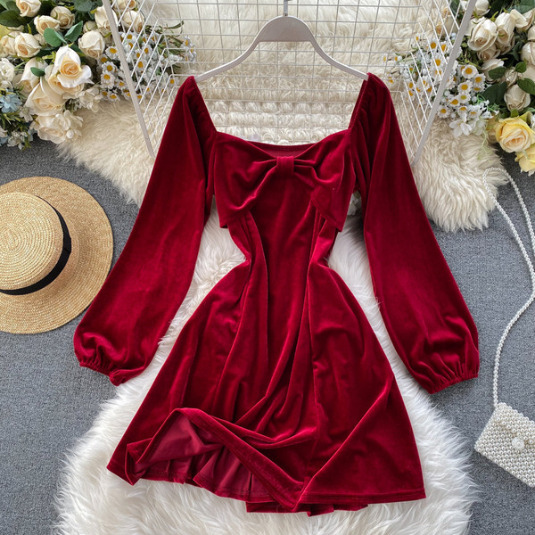 Női retro bársonyruha szögletes nyakkivágással, fekete-piros szalagos elemmel