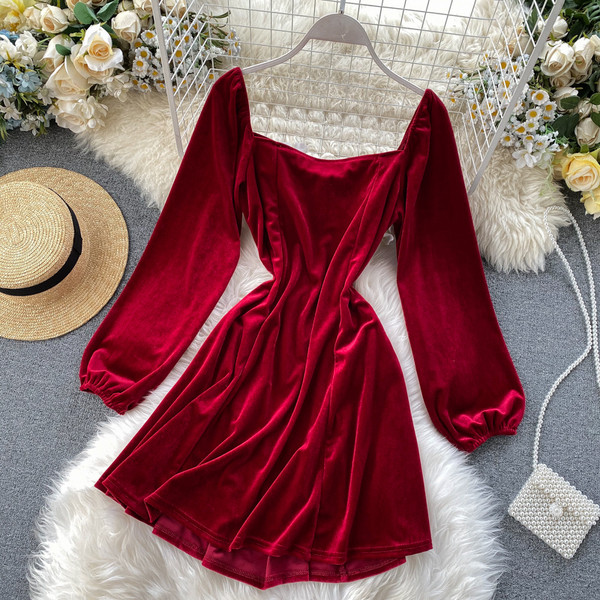 Női retro bársonyruha szögletes nyakkivágással, fekete-piros szalagos elemmel