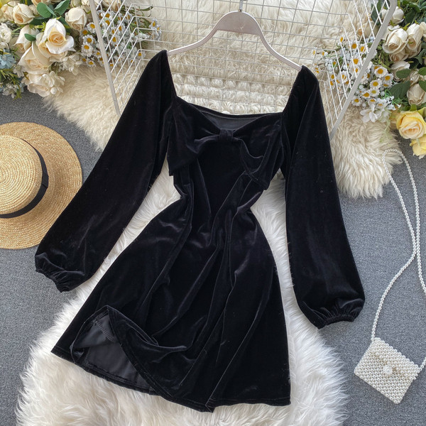 Női retro bársonyruha szögletes nyakkivágással, fekete-piros szalagos elemmel