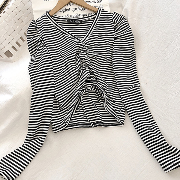 Ριγέ γυνακείο μπλουζάκι  με μακριά μανίκια και V-neck