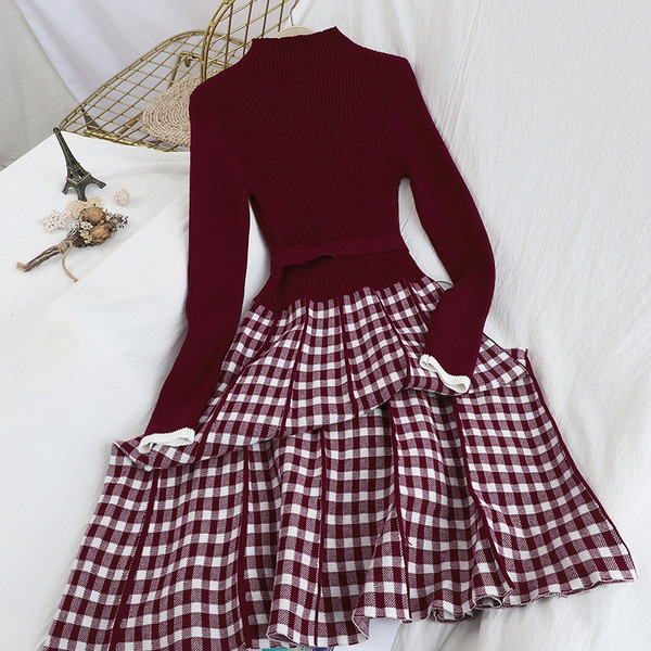Modern női kötött ruha kockás szoknyával és övvel piros és fekete színben