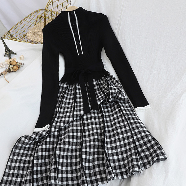 Modern női kötött ruha kockás szoknyával és övvel piros és fekete színben