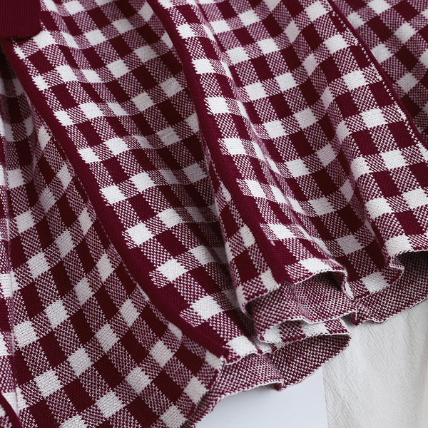 Modern női kötött ruha kockás szoknyával és övvel piros és fekete színben