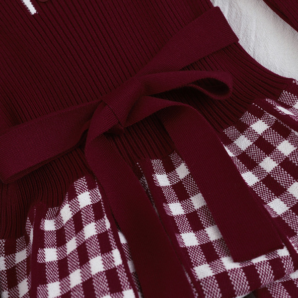 Modern női kötött ruha kockás szoknyával és övvel piros és fekete színben