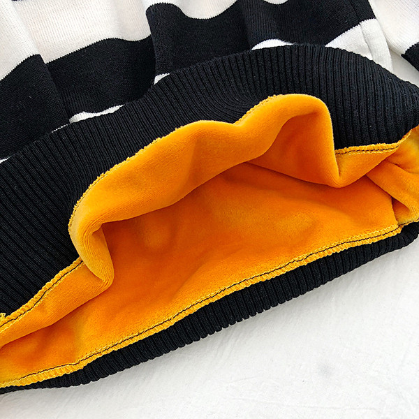 Γυναικεία μπλούζα σε τρία χρώματα με ψηλό κολάρο και μακριά μανίκια