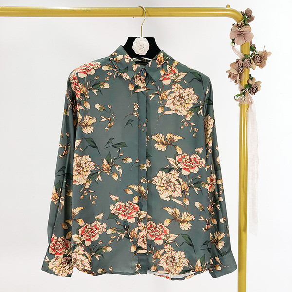 Modern alkalmi ing klasszikus gallérral és kék gombokkal, virágmintával