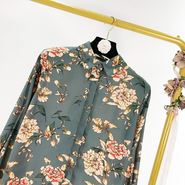 Modern alkalmi ing klasszikus gallérral és kék gombokkal, virágmintával