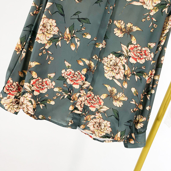 Modern alkalmi ing klasszikus gallérral és kék gombokkal, virágmintával