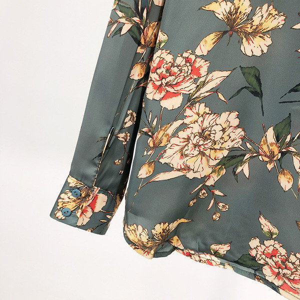 Modern alkalmi ing klasszikus gallérral és kék gombokkal, virágmintával