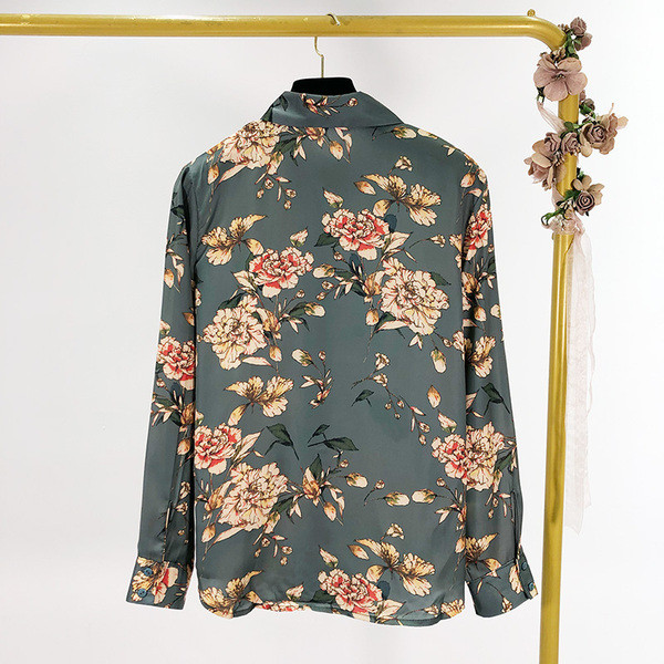 Modern alkalmi ing klasszikus gallérral és kék gombokkal, virágmintával