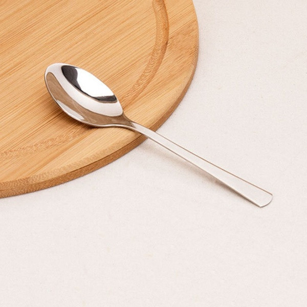 Rozsdamentes acél edény átlátszó fedéllel és kanállal, amely ezüst színű fűszerek tárolására alkalmas