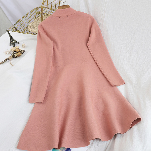 Rochie de dama model nou cu guler jos si nasturi in alb, negru, rosu si roz