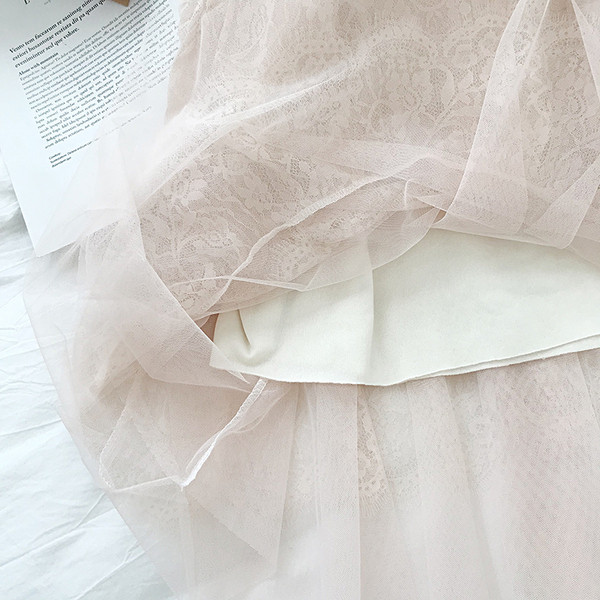 Modern női szoknya fekete, fehér és bézs színben, rugalmas derékkal