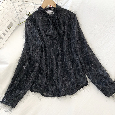 Fehér és fekete színű női ing flitterrel és hosszú ujjal