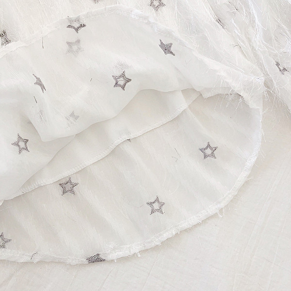 Fehér és fekete színű női ing flitterrel és hosszú ujjal