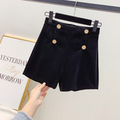 Χειμερινά βελούδινα σορτς με κουμπιά με λαμπερά στοιχεία σε μαύρο χρώμα