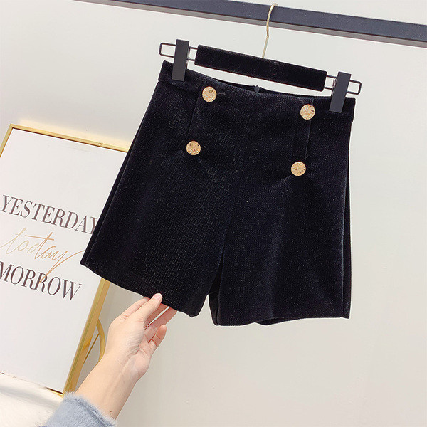 Χειμερινά βελούδινα σορτς με κουμπιά με λαμπερά στοιχεία σε μαύρο χρώμα